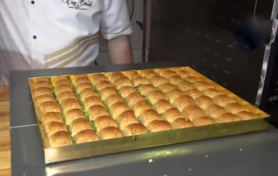 فيديو وصور: أغلى بقلاوة في العالم معروضة للبيع في تركيا بمبلغ خيالي! صورة رقم 7