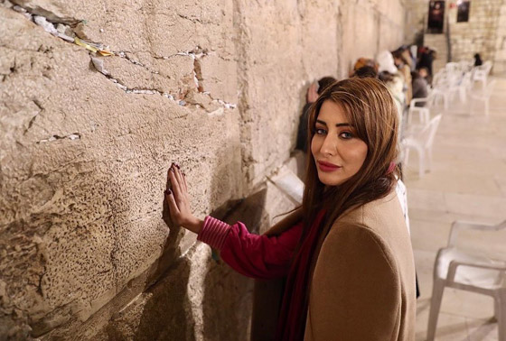 ملكة جمال العراق سارة عيدان على حائط المبكى: 