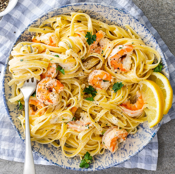 إليكم وصفة باستا الليمون مع الروبيان المشوي: طبق صحي ولذيذ للأعياد صورة رقم 5