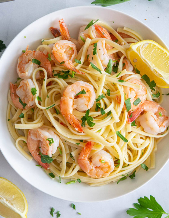 إليكم وصفة باستا الليمون مع الروبيان المشوي: طبق صحي ولذيذ للأعياد صورة رقم 6