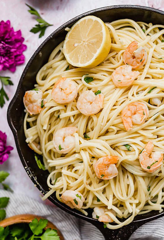 إليكم وصفة باستا الليمون مع الروبيان المشوي: طبق صحي ولذيذ للأعياد صورة رقم 9