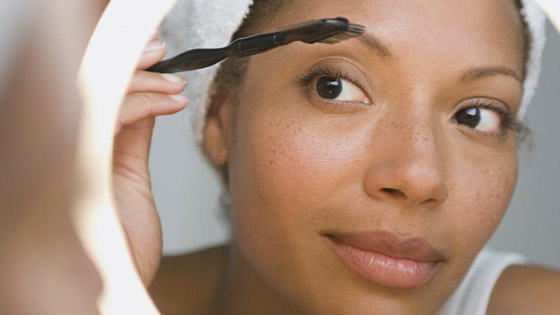 حيلة بسيطة للحصول على مظهر حاجبين طبيعي صورة رقم 1