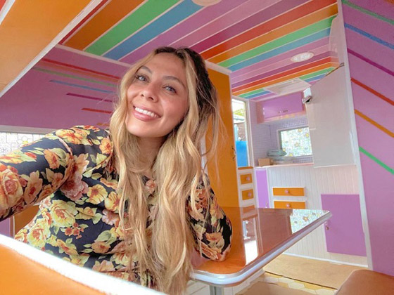 صور :يحولان كارافان قديم إلى شاحنة باربي مدهشة صورة رقم 2