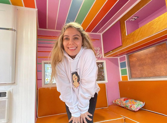 صور :يحولان كارافان قديم إلى شاحنة باربي مدهشة صورة رقم 3