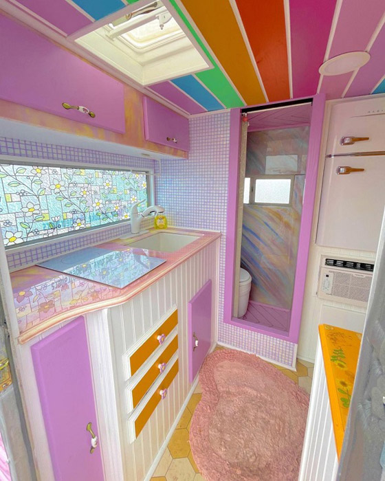 صور :يحولان كارافان قديم إلى شاحنة باربي مدهشة صورة رقم 4