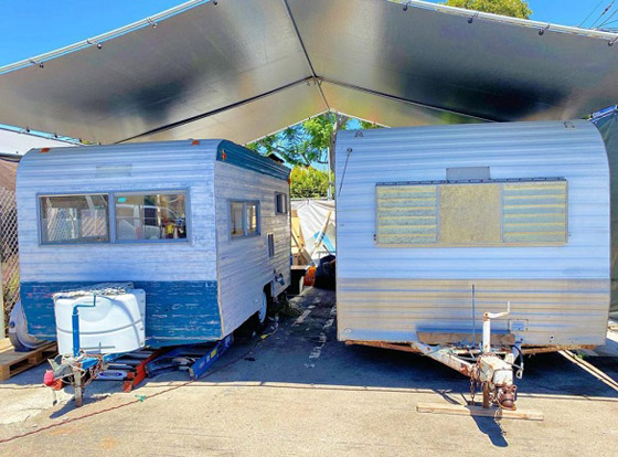 صور :يحولان كارافان قديم إلى شاحنة باربي مدهشة صورة رقم 5