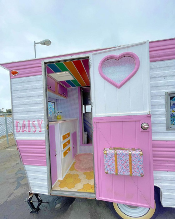 صور :يحولان كارافان قديم إلى شاحنة باربي مدهشة صورة رقم 6