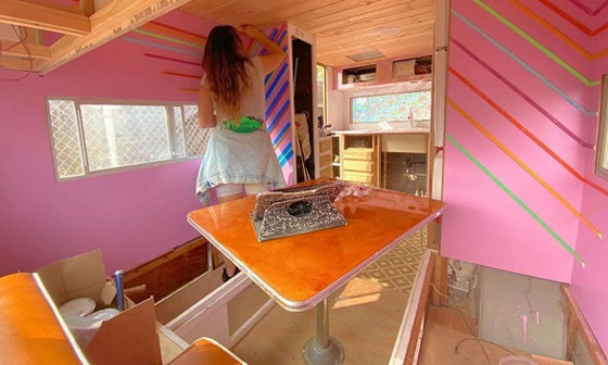 صور :يحولان كارافان قديم إلى شاحنة باربي مدهشة صورة رقم 7