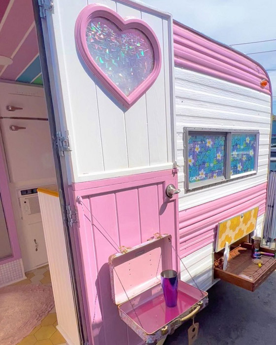 صور :يحولان كارافان قديم إلى شاحنة باربي مدهشة صورة رقم 8