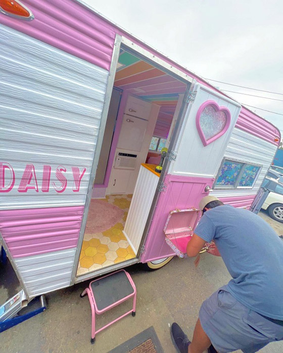 صور :يحولان كارافان قديم إلى شاحنة باربي مدهشة صورة رقم 9