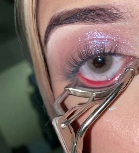 الطريقة الصحيحة لتجعيد الرموش صورة رقم 3