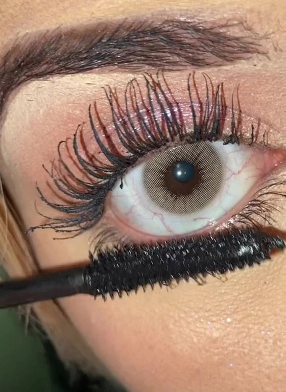 الطريقة الصحيحة لتجعيد الرموش صورة رقم 2