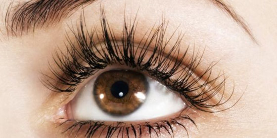 الطريقة الصحيحة لتجعيد الرموش صورة رقم 5