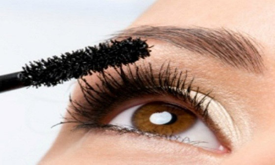 الطريقة الصحيحة لتجعيد الرموش صورة رقم 6