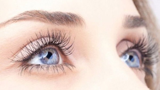 الطريقة الصحيحة لتجعيد الرموش صورة رقم 7