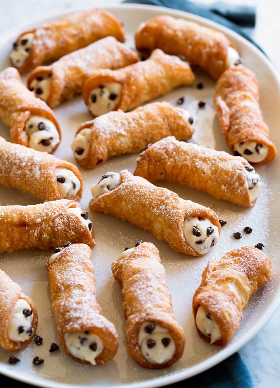 إليكم طريقة تحضير كانولي: حلوى إيطالية شهية على مائدة الكريسماس صورة رقم 3