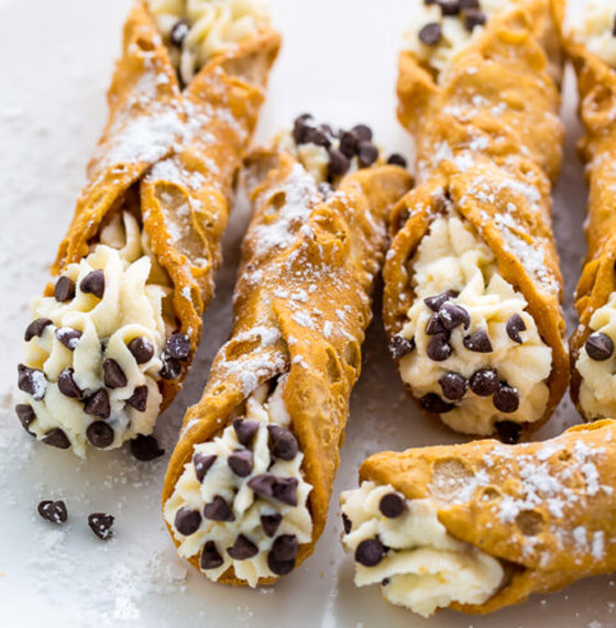 إليكم طريقة تحضير كانولي: حلوى إيطالية شهية على مائدة الكريسماس صورة رقم 6