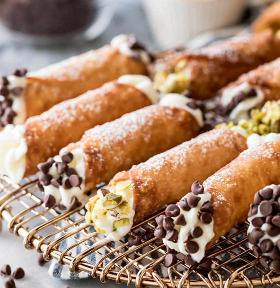 إليكم طريقة تحضير كانولي: حلوى إيطالية شهية على مائدة الكريسماس صورة رقم 7