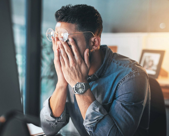 تعتقد أنها مشاكل خطيرة.. 5 علامات تدل أنك ترتدي النظارات الطبية الخاطئة صورة رقم 1