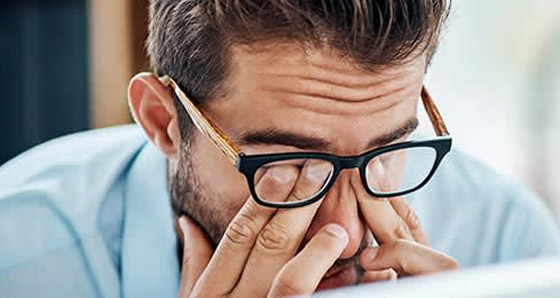 تعتقد أنها مشاكل خطيرة.. 5 علامات تدل أنك ترتدي النظارات الطبية الخاطئة صورة رقم 9