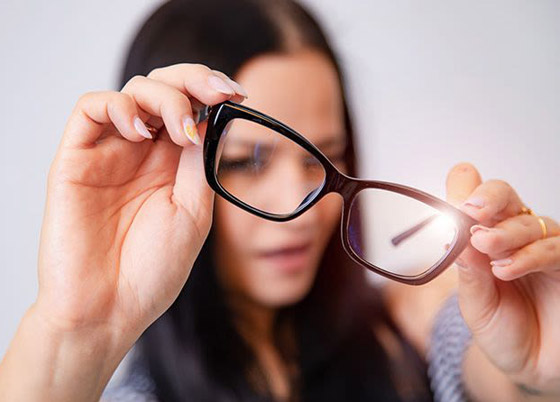 تعتقد أنها مشاكل خطيرة.. 5 علامات تدل أنك ترتدي النظارات الطبية الخاطئة صورة رقم 10