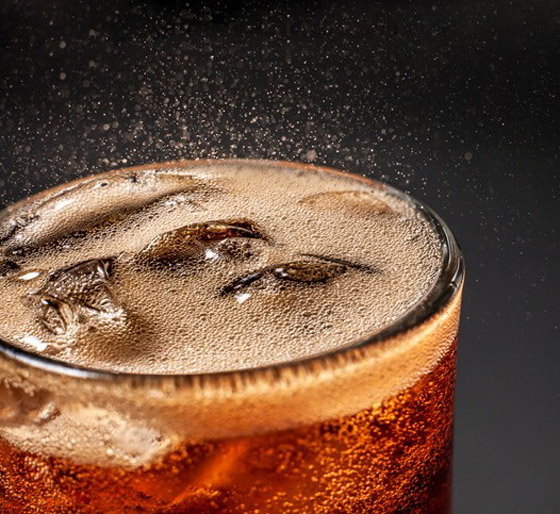 إليكم 7 أطعمة وعادات شائعة تعجّل الهرم وتجعلكم أكبر من عمركم بكثير صورة رقم 2