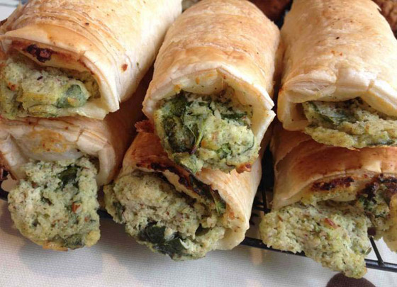 إليكم طريقة تحضير رولات السبانخ والجبن الشهية صورة رقم 7
