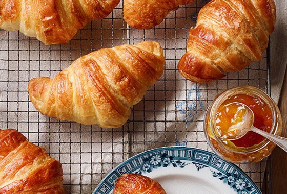 إليكم طريقة تحضير كرواسون التفاح بالقرفة الهش والسهل اللذيذ صورة رقم 4