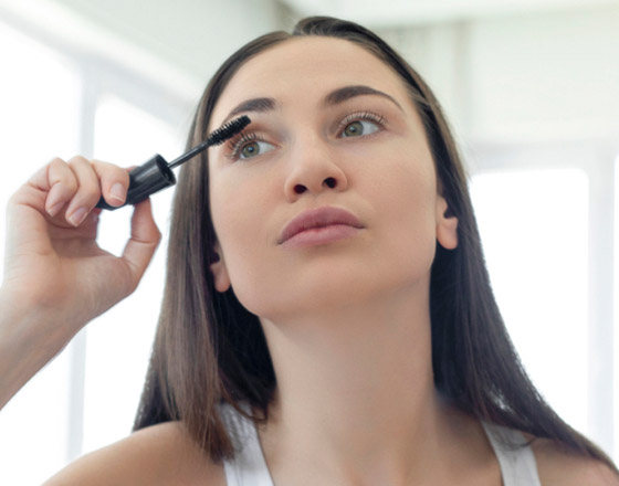 للحفاظ عليها قوية ومنعها من التساقط.. 8 أخطاء تدمر الرموش عليكم تجنبها صورة رقم 7