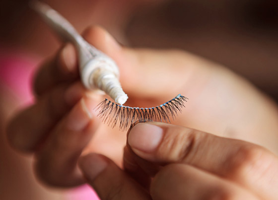 للحفاظ عليها قوية ومنعها من التساقط.. 8 أخطاء تدمر الرموش عليكم تجنبها صورة رقم 5