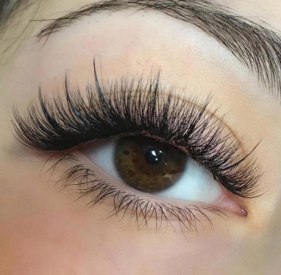 للحفاظ عليها قوية ومنعها من التساقط.. 8 أخطاء تدمر الرموش عليكم تجنبها صورة رقم 9