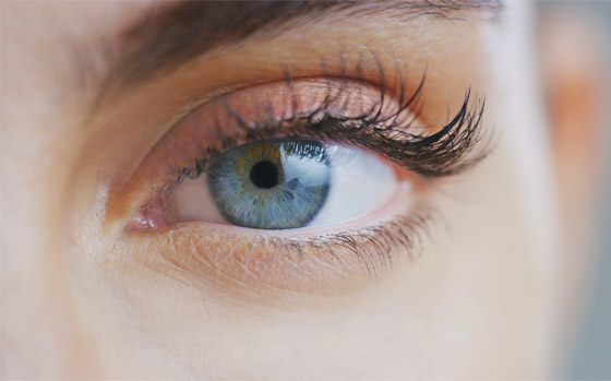 للحفاظ عليها قوية ومنعها من التساقط.. 8 أخطاء تدمر الرموش عليكم تجنبها صورة رقم 1