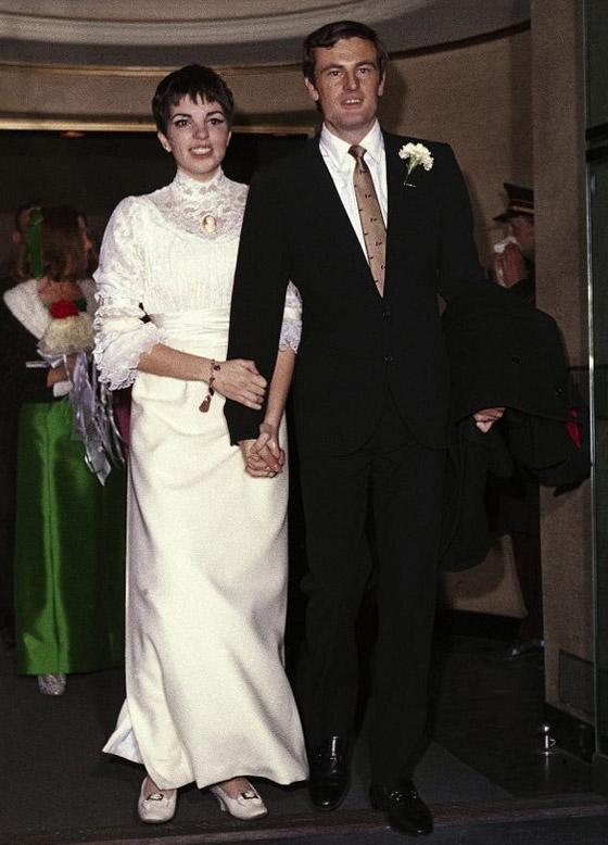 صور 10 عرائس شهيرات ارتدين فساتين زفاف جميلة وغريبة لا تنسى.. صورة رقم 2