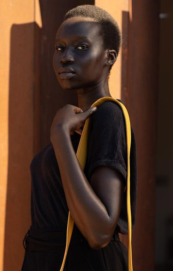 فيديو وصور: عارضة أزياء سودانية تحارب العنصرية بطريقة أثارت استحسان الجمهور صورة رقم 6