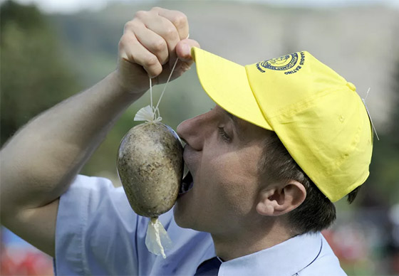 فطائر الدم والخفافيش المقلية.. إليكم أقرف 10 أطباق في العالم! صور صورة رقم 9