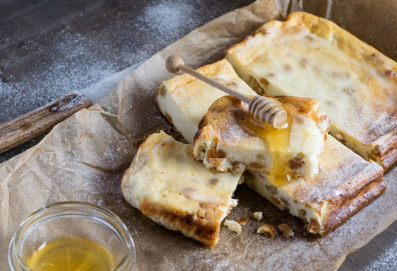 إليكم طريقة تحضير فطيرة الأجبان بالعسل الشهية والسهلة صورة رقم 1 إليكم طريقة تحضير فطيرة الأجبان بالعسل الشهية والسهلة صورة رقم 1