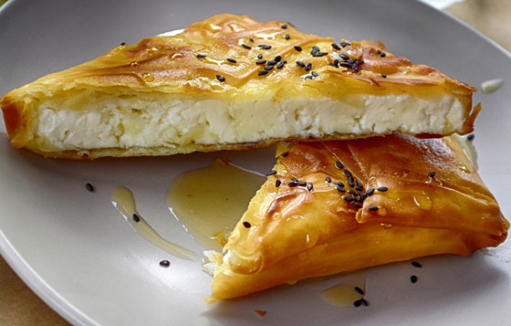 إليكم طريقة تحضير فطيرة الأجبان بالعسل الشهية والسهلة صورة رقم 2 إليكم طريقة تحضير فطيرة الأجبان بالعسل الشهية والسهلة صورة رقم 2