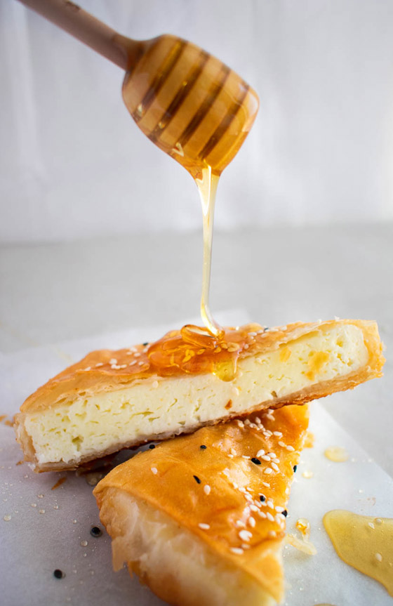 إليكم طريقة تحضير فطيرة الأجبان بالعسل الشهية والسهلة صورة رقم 7 إليكم طريقة تحضير فطيرة الأجبان بالعسل الشهية والسهلة صورة رقم 7