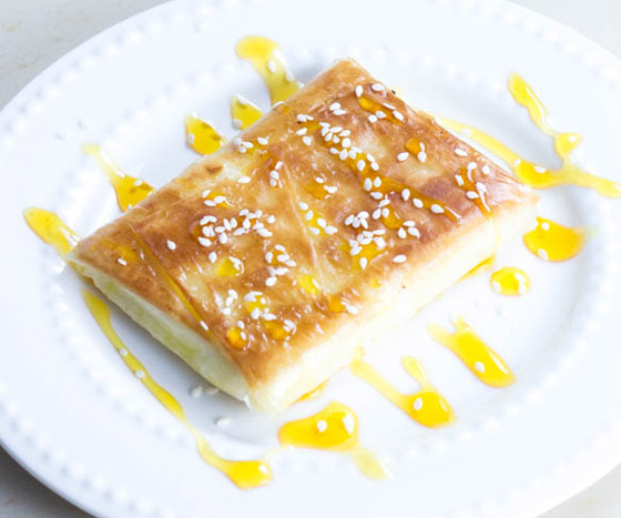 إليكم طريقة تحضير فطيرة الأجبان بالعسل الشهية والسهلة صورة رقم 8 إليكم طريقة تحضير فطيرة الأجبان بالعسل الشهية والسهلة صورة رقم 8