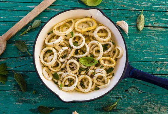 إليكم طريقة تحضير كالاماري مشوي بالثوم والصوص للرجيم صورة رقم 1