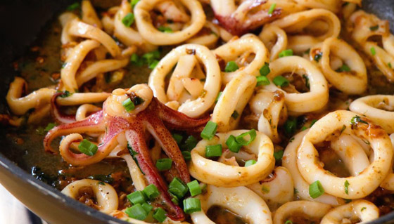 إليكم طريقة تحضير كالاماري مشوي بالثوم والصوص للرجيم صورة رقم 5