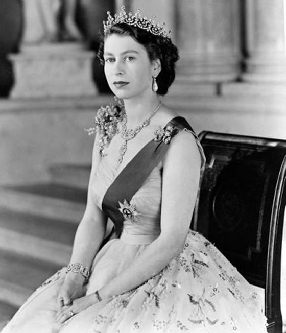 أغلى قلادة تملكها الملكة البرطانية إليزابيث.. كم ثمنها وكيف حصلت عليها؟ صورة رقم 4 أغلى قلادة تملكها الملكة البرطانية إليزابيث.. كم ثمنها وكيف حصلت عليها؟ صورة رقم 4