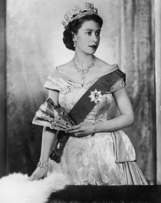 أغلى قلادة تملكها الملكة البرطانية إليزابيث.. كم ثمنها وكيف حصلت عليها؟ صورة رقم 6 أغلى قلادة تملكها الملكة البرطانية إليزابيث.. كم ثمنها وكيف حصلت عليها؟ صورة رقم 6