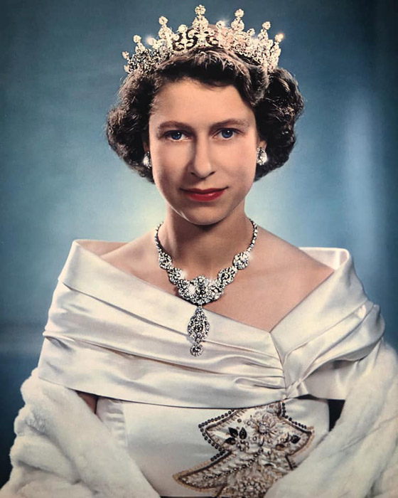 أغلى قلادة تملكها الملكة البرطانية إليزابيث.. كم ثمنها وكيف حصلت عليها؟ صورة رقم 7 أغلى قلادة تملكها الملكة البرطانية إليزابيث.. كم ثمنها وكيف حصلت عليها؟ صورة رقم 7
