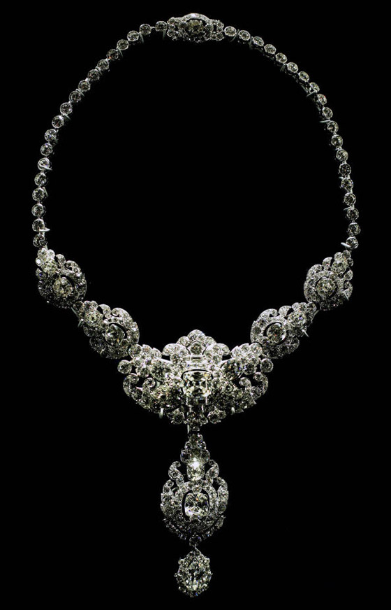 أغلى قلادة تملكها الملكة البرطانية إليزابيث.. كم ثمنها وكيف حصلت عليها؟ صورة رقم 5 أغلى قلادة تملكها الملكة البرطانية إليزابيث.. كم ثمنها وكيف حصلت عليها؟ صورة رقم 5