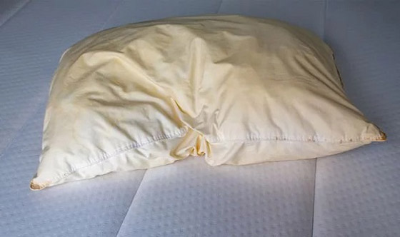 طريقة سهلة لإزالة البقع الصفراء من الوسائد صورة رقم 2