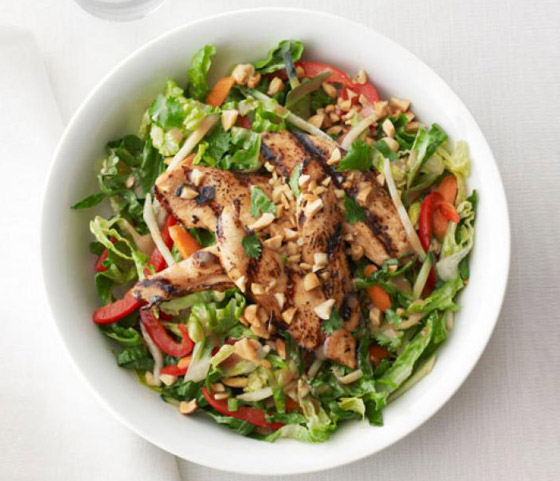 إليكم طريقة تحضير سلطة دجاج ساتيه لعشاء صحي وشهي صورة رقم 1