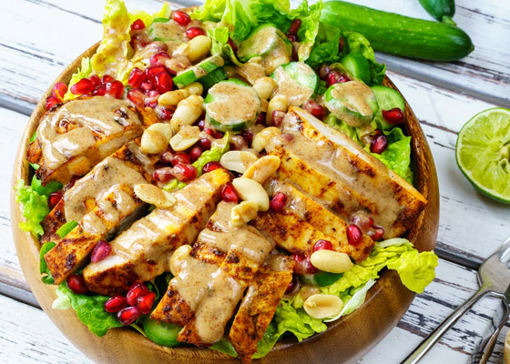 إليكم طريقة تحضير سلطة دجاج ساتيه لعشاء صحي وشهي صورة رقم 3