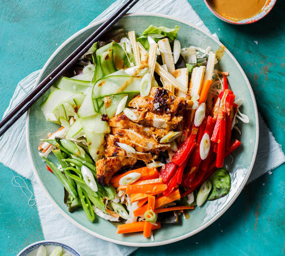 إليكم طريقة تحضير سلطة دجاج ساتيه لعشاء صحي وشهي صورة رقم 5