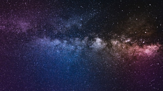 لماذا تبدو سماء الليل مظلمة رغم امتلائها بالنجوم؟ العلم يقدم 3 تفسيرات صورة رقم 2